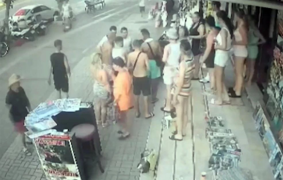 Άγριο ξύλο μεταξύ Βρετανών τουριστών και Τούρκων καταστηματαρχών – Δεν έμεινε τίποτα όρθιο