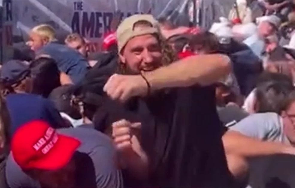 Ο μυστηριώδης μουσάτος άνδρας στο πλήθος που φαίνεται να πανηγυρίζει μετά τη δολοφονία του Τσάρλι Κερκ και να κοιτάζει πίσω