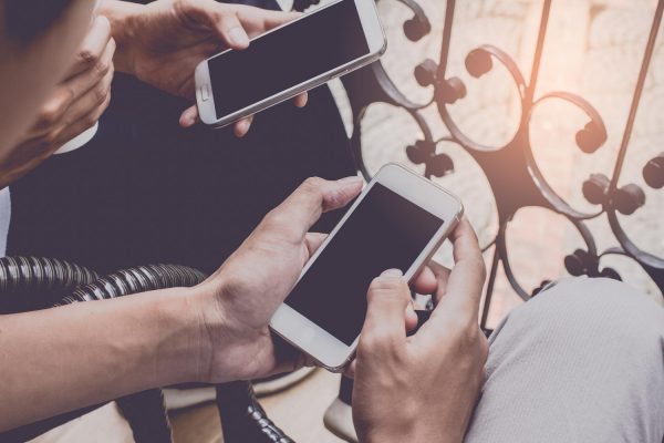 Πόσες ώρες περνούν οι άνθρωποι καθημερινά μπροστά σε μια οθόνη: Οι «πρωταθλητές» και η θέση της Ελλάδας