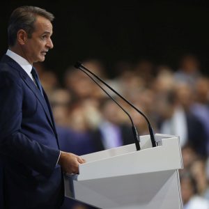 Αντίδοτο στις δυσκολίες ψάχνει η κυβέρνηση: "Ξαναζεσταίνουν" τα μέτρα της ΔΕΘ που χάθηκαν με τα ΕΛΤΑ και τους αγρότες