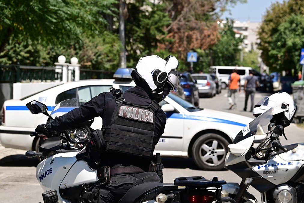 Κορωπί: Επεισόδιο με πυροβολισμούς έξω από σπίτι – Έσπασαν με τσιμεντόλιθο αυτοκίνητο νεαρού