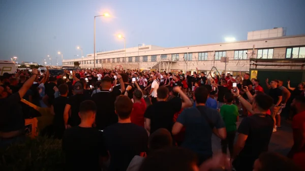 «Πάτησε» Αθήνα ο Ποντένσε για να υπογράψει στον Ολυμπιακό - «Τρέλα» από τους οπαδούς στο αεροδρόμιο - Βίντεο