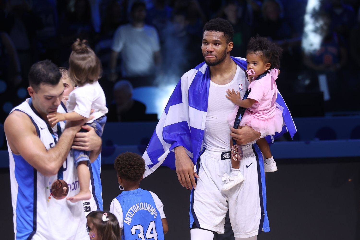 Ο Γιάννης Αντετοκούνμπο δακρυσμένος με την ελληνική σημαία: «Είναι το μεγαλύτερο επίτευγμά μου»