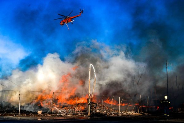 Σε ύφεση η φωτιά στις Αχαρνές: Κάηκαν ολοσχερώς επιχείρηση ξυλείας και εργοστάσιο παπουτσιών