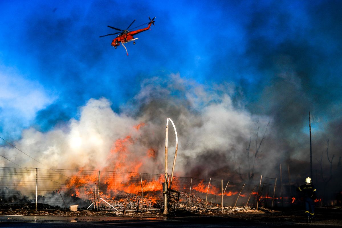 Σε ύφεση η φωτιά στις Αχαρνές: Κάηκαν ολοσχερώς επιχείρηση ξυλείας και εργοστάσιο παπουτσιών