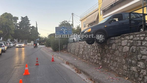 Λαμία: Αυτοκίνητο κρεμάστηκε στο κενό - Απίστευτο τροχαίο στον Άγιο Λουκά! - Δείτε βίντεο και φωτογραφίες!