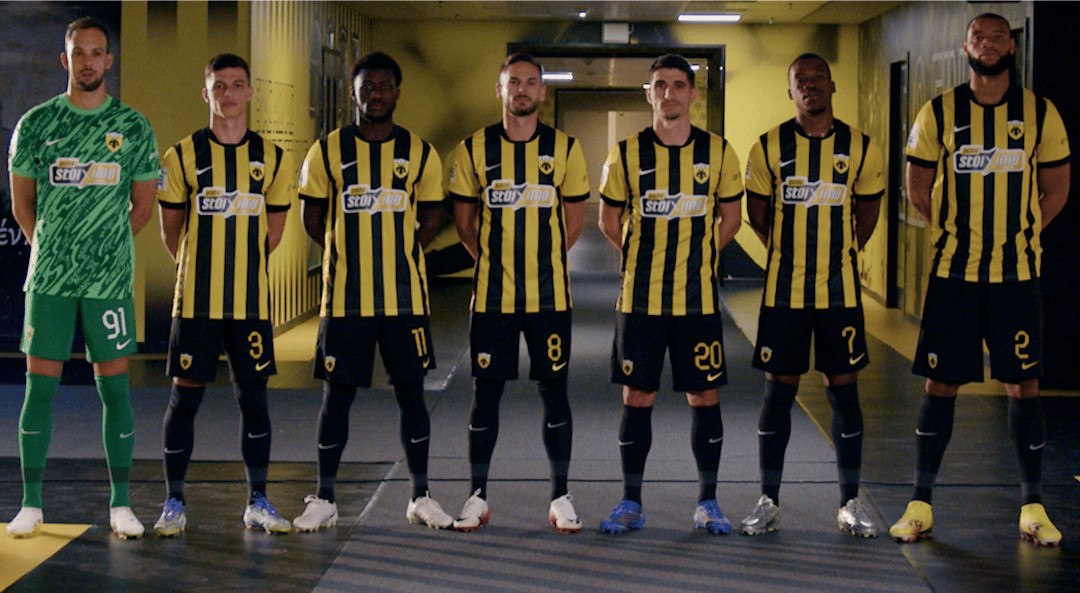 Το ΠΑΜΕ ΣΤΟΙΧΗΜΑ «ξαναχτυπά»: Με πρωταγωνιστή τον Πέτρο Μάνταλο αποκαλύφθηκε το νέο, κίτρινο λογότυπο στη φανέλα της ΑΕΚ (ΒΙΝΤΕΟ)