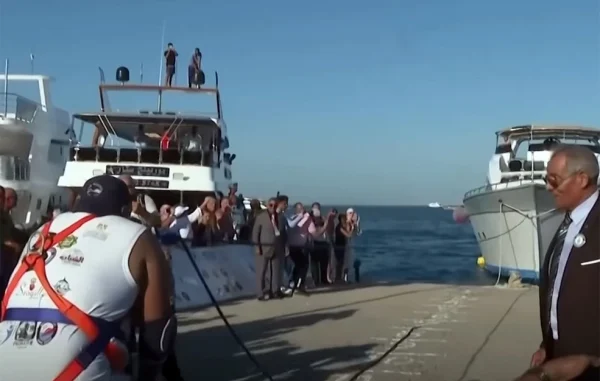 Αιγύπτιος παλαιστής τράβηξε με τα δόντια του σκάφος 700 τόνων – Δείτε βίντεο