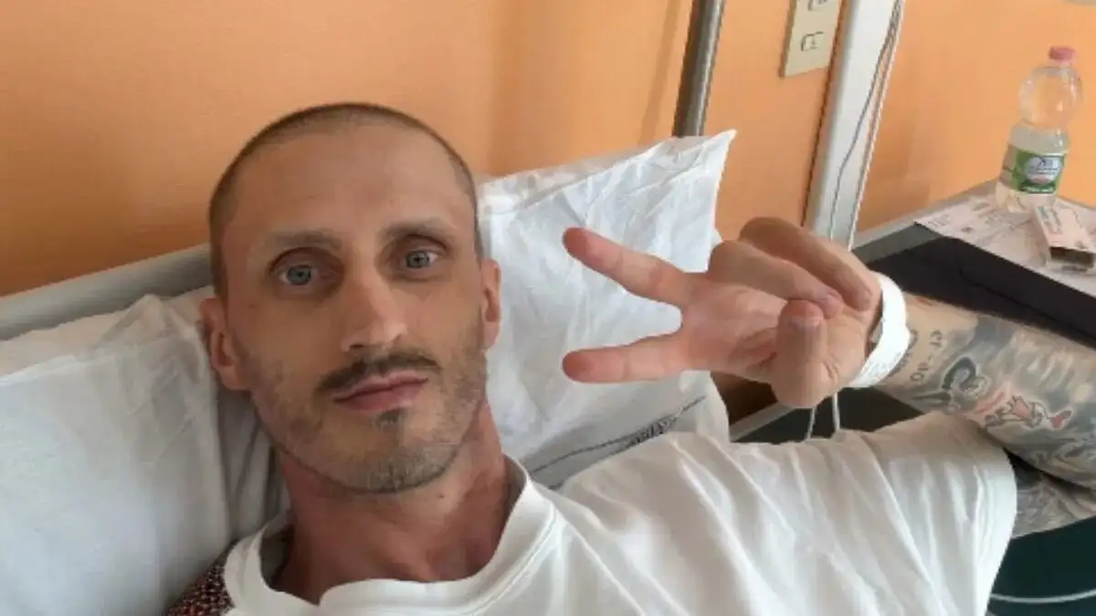 Ακίλε Πολονάρα: Επιτυχημένη η μεταμόσχευση μυελού των οστών – Η φωτογραφία με το σήμα της νίκης μέσα από το νοσοκομείο