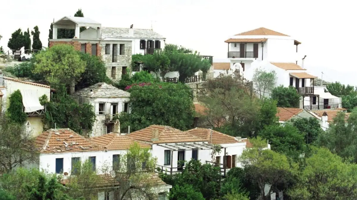 Αλόννησος: «Με χτύπησε και παρουσιάζεται ως θύμα», λέει ο δήμαρχος για τον 70χρονο που του έριξε κουτουλιά