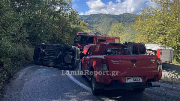 Φθιώτιδα: Ανατράπηκε στη μέση του δρόμου - Επιχείρηση απεγκλωβισμού του ζευγαριού που επέβαινε στο αυτοκίνητο (ΦΩΤΟ)