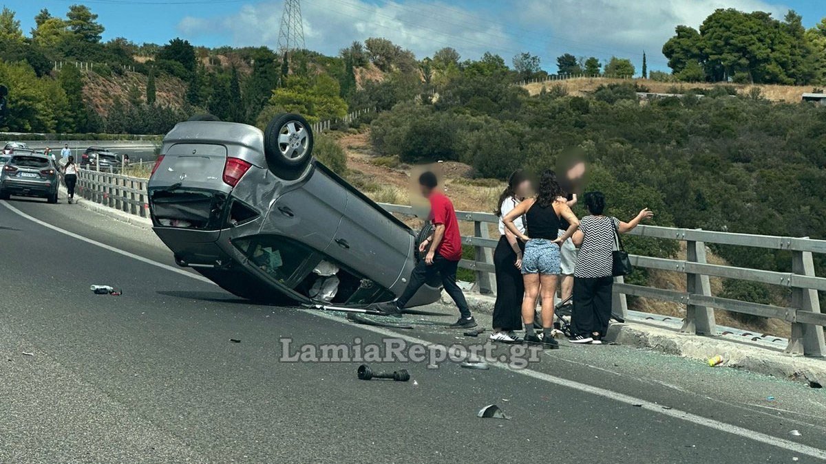 Φθιώτιδα: Τούμπαρε αυτοκίνητο στην εθνική οδό (ΦΩΤΟ)