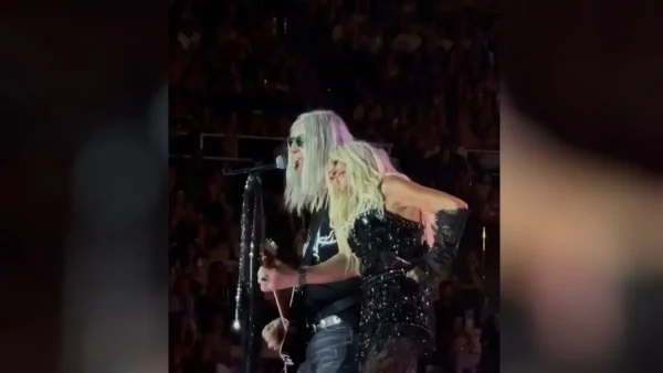 Ο Νίκος Καρβέλας στη συναυλία της Άννας Βίσση στο Καλλιμάρμαρο: Ανέβηκε στην σκηνή και τραγούδησαν το «Μην μου πάθεις τίποτα»