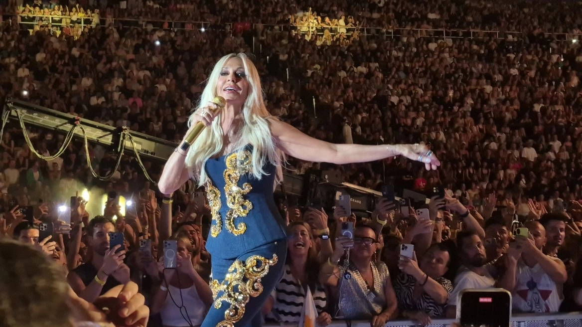 Άννα Βίσση: Μαγική νύχτα στο Καλλιμάρμαρο με 60.000 κόσμο - Το φιλί με τον Καρβέλα και η εντυπωσιακή εμφάνισή της