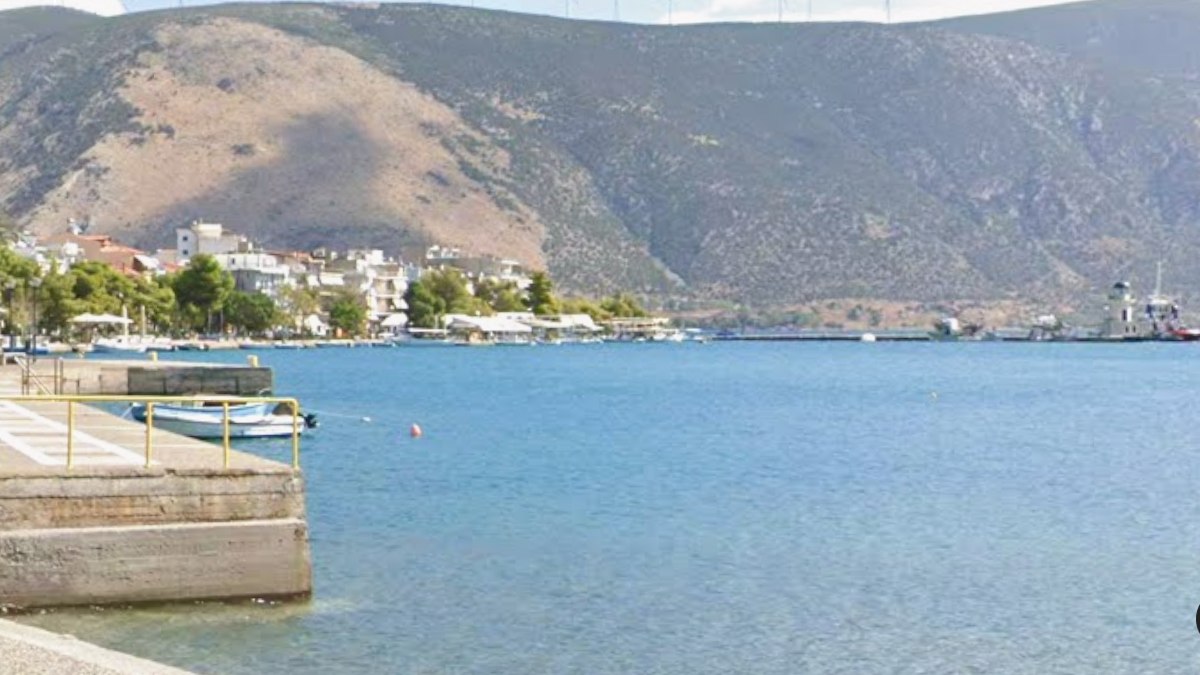 Έβαλε νερά λάντζα που βρισκόταν στο λιμάνι της Αντίκυρας