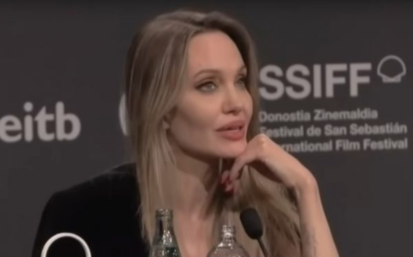 Αντζελίνα Τζολί: Ηχηρό μήνυμα για το πολιτικό κλίμα στις ΗΠΑ – «Αγαπώ την Αμερική, αλλά αυτή τη στιγμή δεν την αναγνωρίζω»