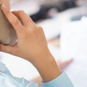 Την πήραν τηλέφωνο, την απείλησαν και μετά «αστυνομικός» ανέλαβε να την προστατεύσει!