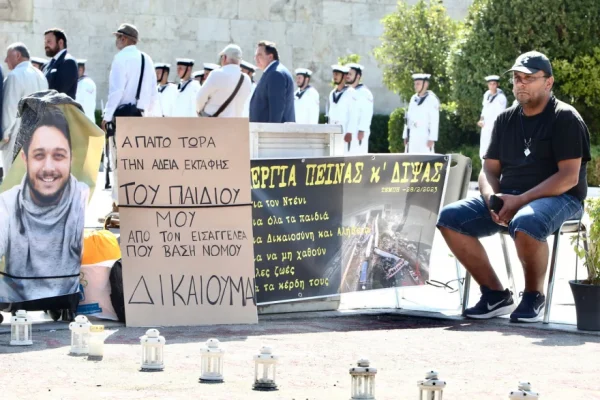 Πατέρας θύματος της τραγωδίας των Τεμπών κάνει απεργία πείνας και δίψας έξω από τη Βουλή