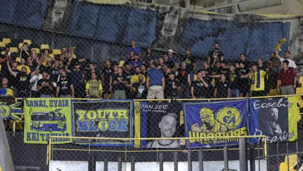 Οπαδοί του Άρη σκαρφάλωσαν στα κάγκελα για να κεράσουν μπύρες τους οπαδούς του Παναιτωλικού στο «Κλ. Βικελίδης»