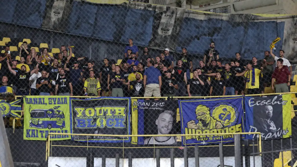 Οπαδοί του Άρη σκαρφάλωσαν στα κάγκελα για να κεράσουν μπύρες τους οπαδούς του Παναιτωλικού στο «Κλ. Βικελίδης»