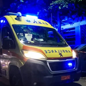 Αυτοκίνητο έπεσε σε παρκαρισμένο όχημα - Νεκρή η οδηγός