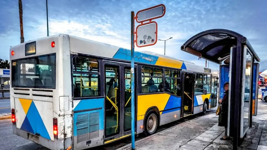 Γλυφάδα: Σοβαρό επεισόδιο σε λεωφορείο, 24χρονος επιτέθηκε σε άνδρα με στιλό και τον τραυμάτισε στο πρόσωπο