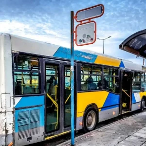 Γλυφάδα: Σοβαρό επεισόδιο σε λεωφορείο, 24χρονος επιτέθηκε σε άνδρα με στιλό και τον τραυμάτισε στο πρόσωπο