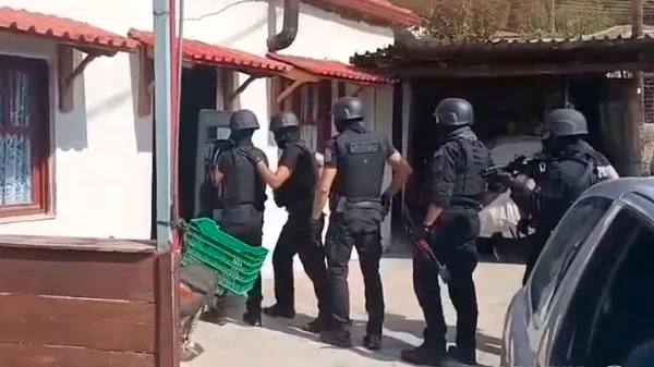 Η στιγμή που ένοπλοι αστυνομικοί των ΟΠΚΕ κάνουν έφοδο σε σπίτι 62χρονου που έκοβε ξύλα από το δάσος της Αρέθουσας και τα πουλούσε