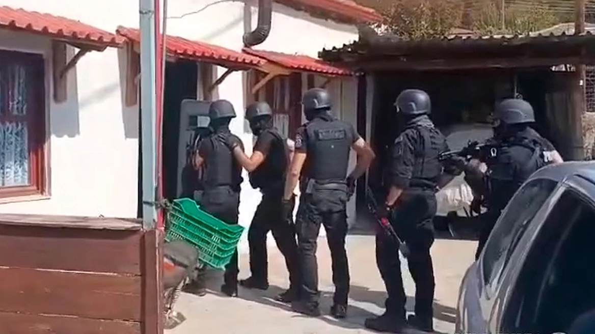 Η στιγμή που ένοπλοι αστυνομικοί των ΟΠΚΕ κάνουν έφοδο σε σπίτι 62χρονου που έκοβε ξύλα από το δάσος της Αρέθουσας και τα πουλούσε
