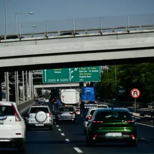 Συνελήφθη 90χρονος που οδηγούσε ανάποδα στην Αττική Οδό, το δίπλωμα του είχε λήξει πριν από 8 χρόνια