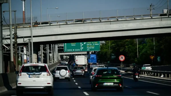 Αττική Οδός: Τροχαίο από σύγκρουση 3 αυτοκινήτων μετά την έξοδο Μαραθώνος στο ρεύμα προς αεροδρόμιο