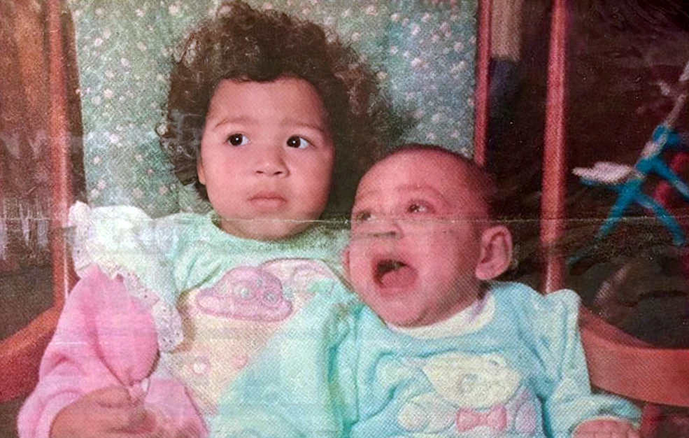 Το μυστήριο με τα κορίτσια που βρέθηκαν εγκαταλελειμμένα σε πάρκο το 1989 λύθηκε με μια τραγική αποκάλυψη