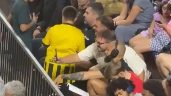 Μικρός φίλος της ΑΕΚ έβγαλε selfie με τον Γιώργο Μπαρτζώκα στη Ρόδο