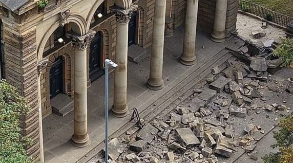 Η στιγμή που καταρρέει βικτωριανός ναός στην Αγγλία - Την τελευταία στιγμή γλίτωσε περαστικός