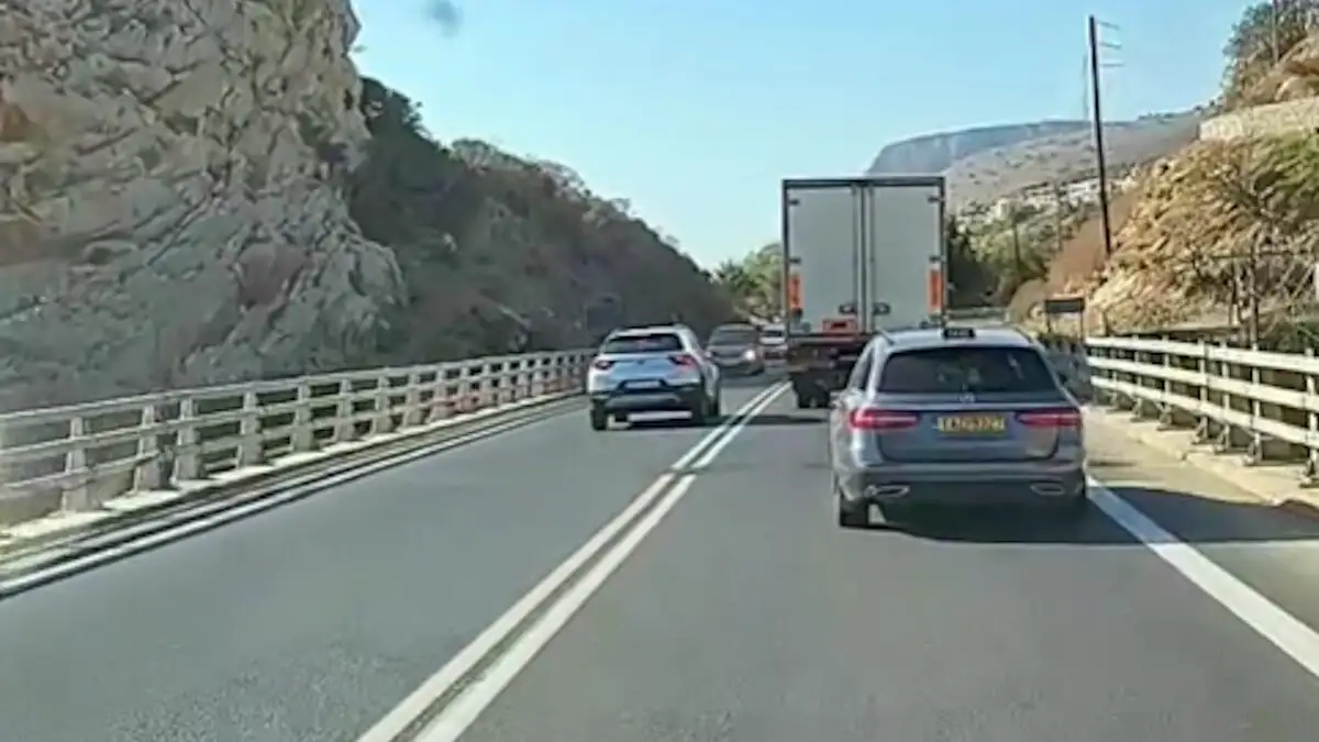 «Δολοφονική» προσπέραση από ασυνείδητο οδηγό στον ΒΟΑΚ - Την τελευταία στιγμή αποφεύχθηκε η σύγκρουση