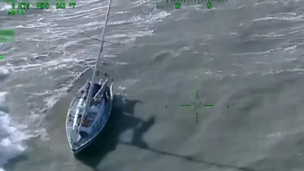 Βρετανία: Η δραματική διάσωση skipper καθώς το σκάφος του «παλεύει» με θηριώδη κύματα