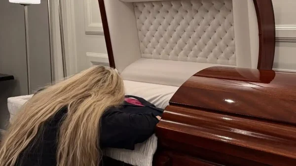 Τσάρλι Κερκ: Η στιγμή που η χήρα του καταρρέει πάνω στο φέρετρό του – «Πότε δεν θα ξεχαστεί ο άντρας μου, θα φροντίσω εγώ γι’ αυτό»