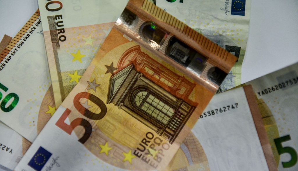 Χειροπέδες σε 30χρονο που «πλήρωνε» με πλαστά χαρτονομίσματα των 50 ευρώ