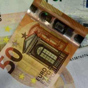 Χειροπέδες σε 30χρονο που «πλήρωνε» με πλαστά χαρτονομίσματα των 50 ευρώ