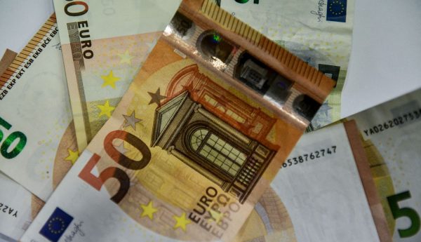 Χειροπέδες σε 30χρονο που «πλήρωνε» με πλαστά χαρτονομίσματα των 50 ευρώ