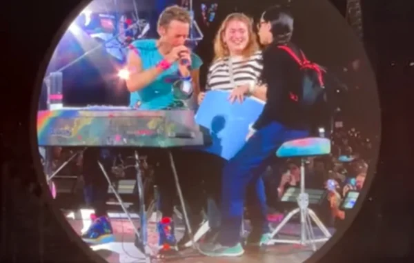 Κρις Μάρτιν: Κάλεσε Ισραηλινές στη σκηνή και μίλησε για «ίσους ανθρώπους στη Γη» προκαλώντας αντιδράσεις