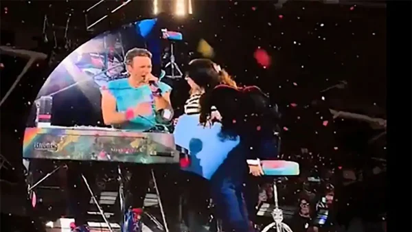 Coldplay: Άλλη μια «άβολη» στιγμή σε συναυλία τους – «Σας αντιμετωπίζω ανθρώπινα ανεξάρτητα από την καταγωγή σας»
