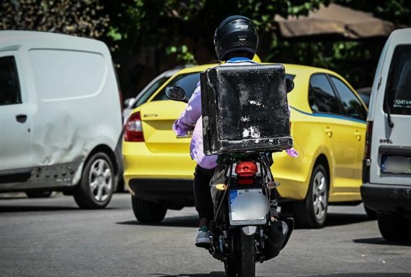 Διανομέας δάγκωσε και έκοψε το δάχτυλο οδηγού για μια θέση πάρκινγκ στο Κορυδαλλό – Δείτε βίντεο