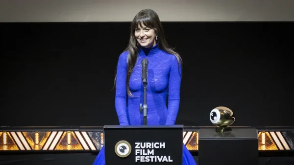 Η Ντακότα Τζόνσον έκλεψε την παράσταση με μία τολμηρή μάξι δημιουργία Gucci σε βράβευσή της