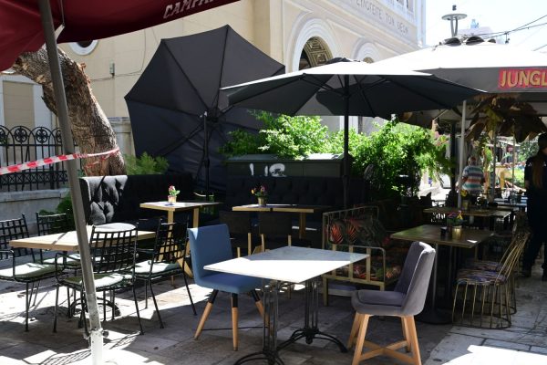 Αυτόπτης μάρτυρας μιλά για την πτώση δέντρου στο κέντρο της Αθήνας: «Ήταν σάπιο, είχαμε ενημερώσει τον Δήμο»