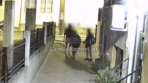 Λαμία: Η κάμερα έπιασε τους κλέφτες να «μπουκάρουν» σε σπίτι