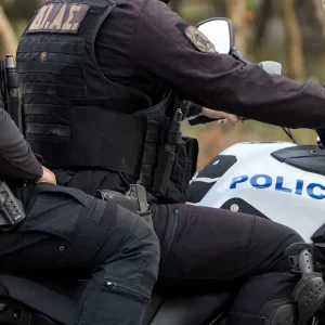 Συνελήφθη 56χρονος με όπλο και γεμιστήρα στο Ζεφύρι, επιτέθηκε στους αστυνομικούς για να διαφύγει