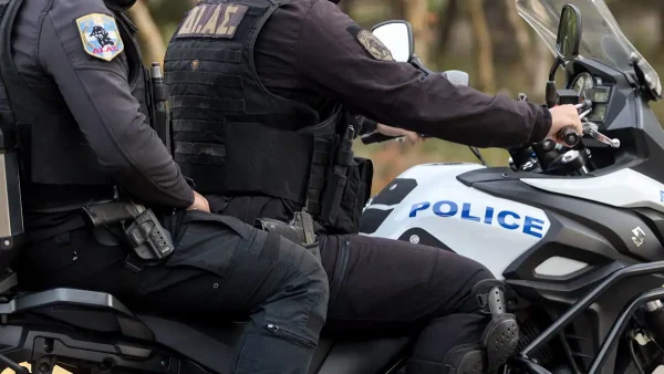 Τρόμος με γυμνό άνδρα έξω από δημοτικό σχολείο στο Αιγάλεω