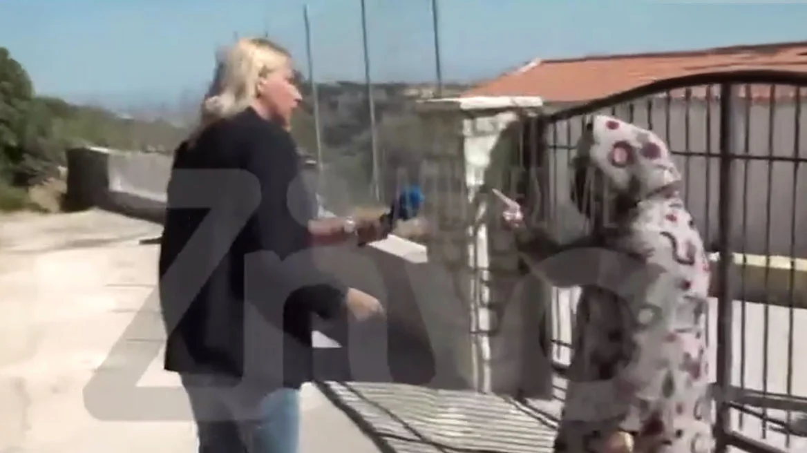 Βίντεο: Επιτέθηκε σε δημοσιογράφο η 62χρονη από τη Βοιωτία, της γύρισε το χέρι και πέταξε κάτω το μικρόφωνο