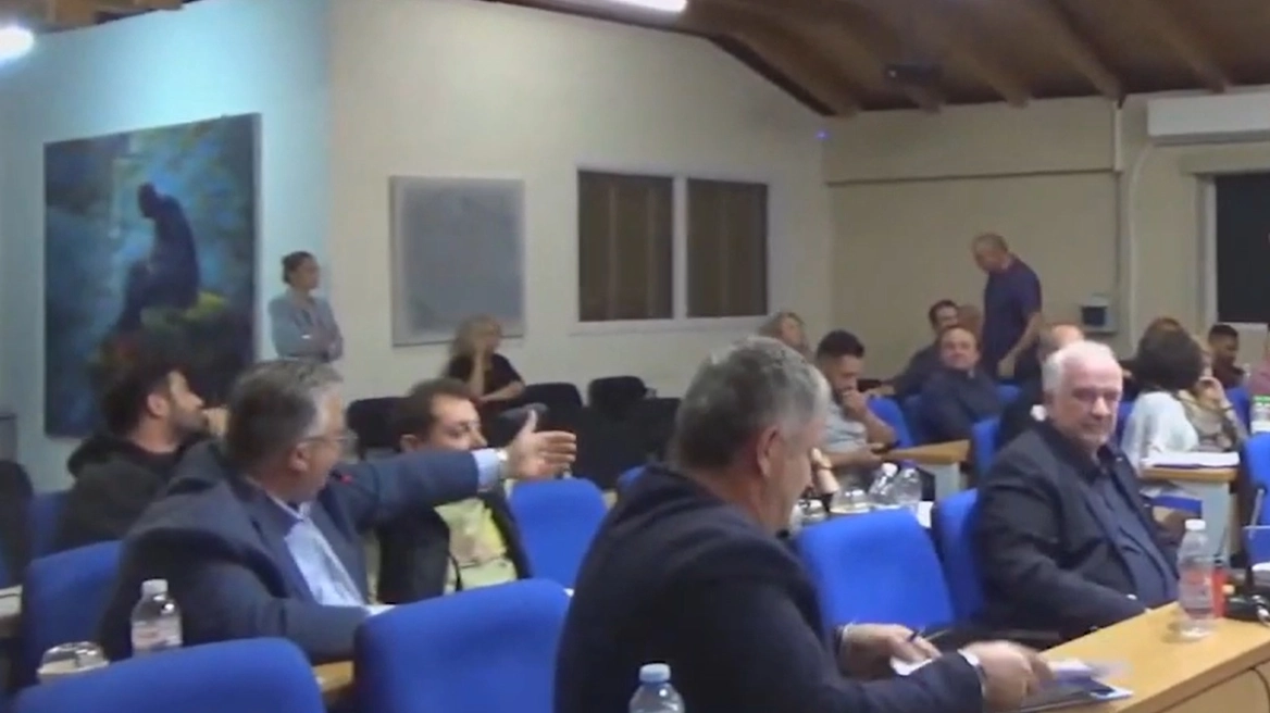 Πυρά και… γαλλικά στο δημοτικό συμβούλιο Μεσολογγίου: «Θα κυκλοφορείς στον δρόμο με φουστίτσα», είπε πρώην δήμαρχος, δείτε βίντεο
